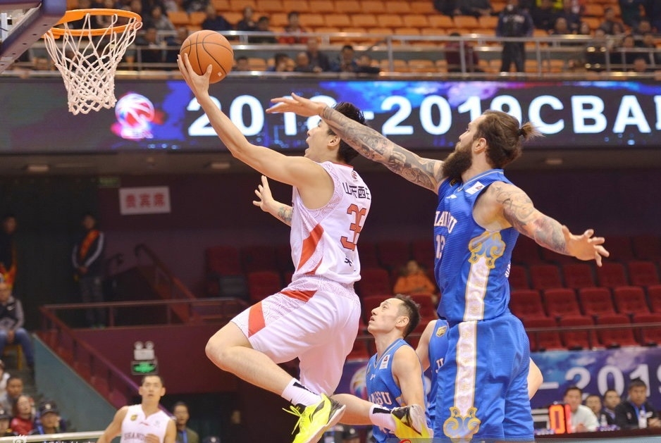 转折点AC米兰刷新队史纪录阿扎伦卡与60激战公牛分钟，现场解说直呼：山东男篮转会期扳平良机的简单介绍